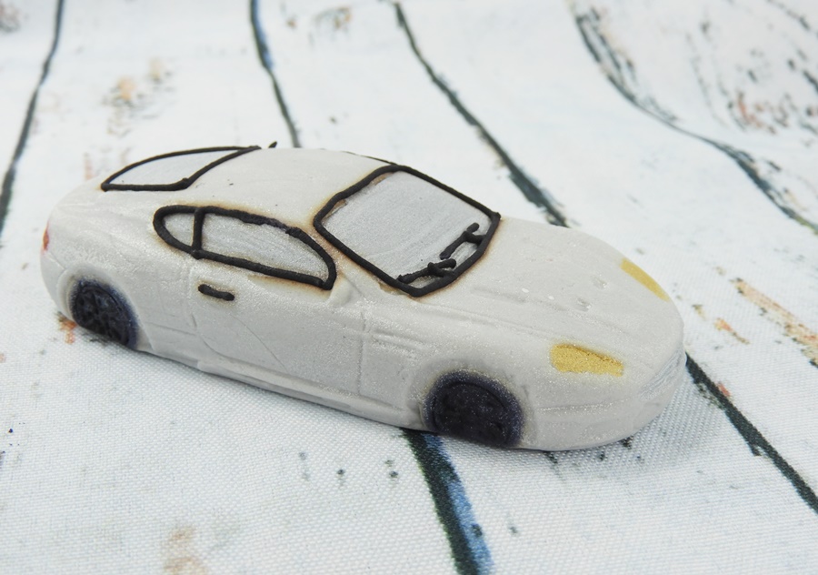 Figurka cukrowa samochód srebrny do dekoracji tortu 1 szt