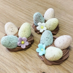 Gniazdka z jajeczkami cukrowe nakrapiane pastelowe dekoracje świąteczne Wielkanoc 3 sztuki