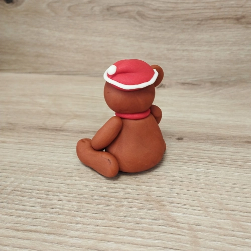 Figurka świąteczna cukrowa miś w czapce Mikołaja brązowy Boże Narodzenie