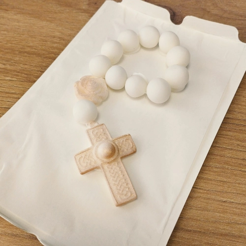 Figurka cukrowa na tort różaniec biało złoty dekoracje komunijne