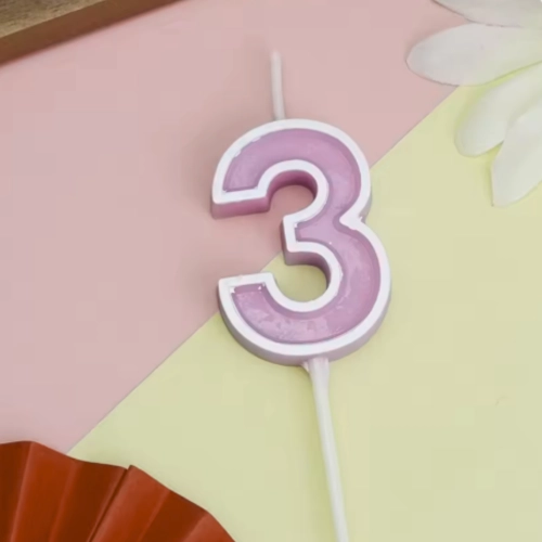 Świeczka na tort fioletowa cyfra 3 świeczki urodzinowe ozdobne 1 sztuka