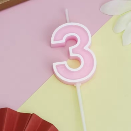 Świeczka na tort różowa cyfra 3 świeczki urodzinowe ozdobne roczek 1 sztuka
